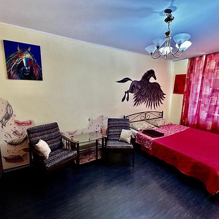 Apartment Near Train Station And Close To City Center Kiev Bagian luar foto