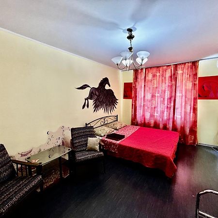 Apartment Near Train Station And Close To City Center Kiev Bagian luar foto