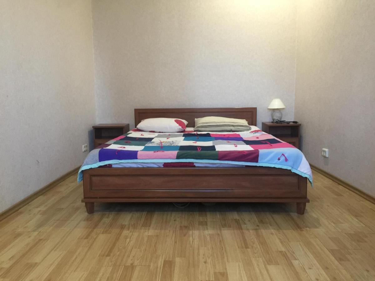 Apartment Near Train Station And Close To City Center Kiev Bagian luar foto