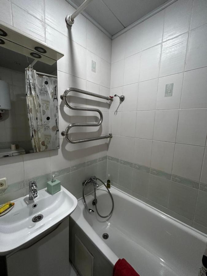 Apartment Near Train Station And Close To City Center Kiev Bagian luar foto