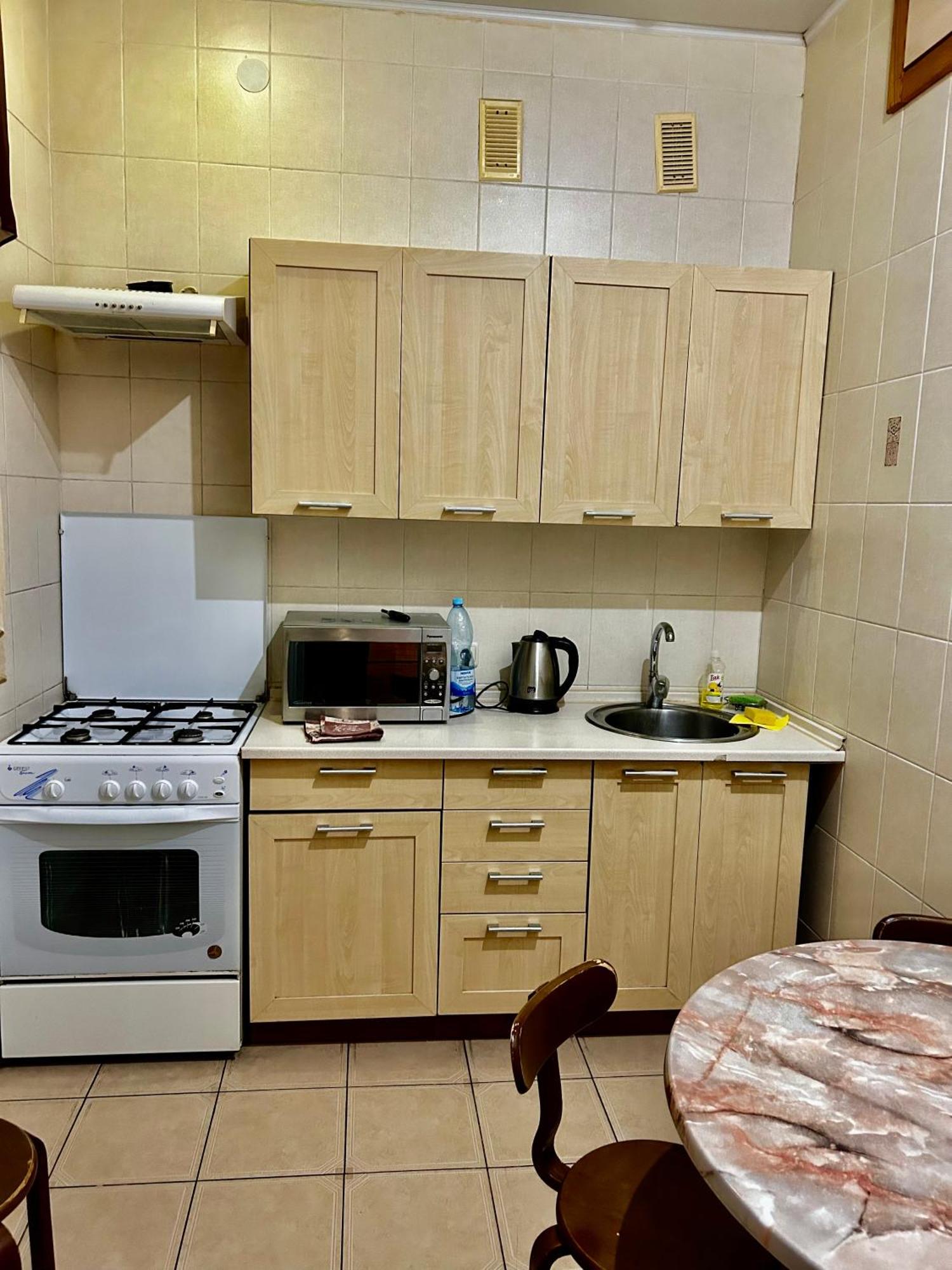Apartment Near Train Station And Close To City Center Kiev Bagian luar foto