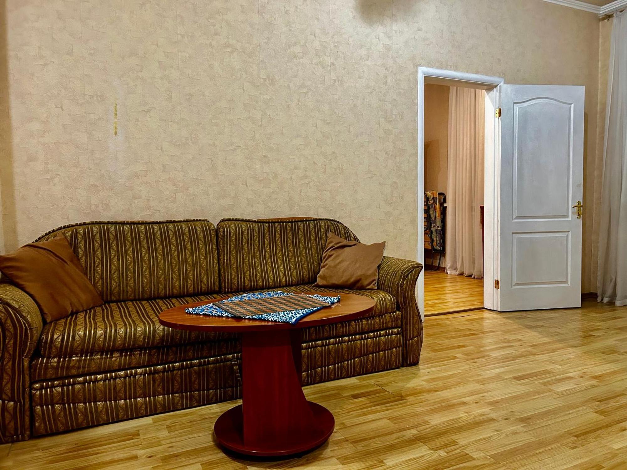 Apartment Near Train Station And Close To City Center Kiev Bagian luar foto