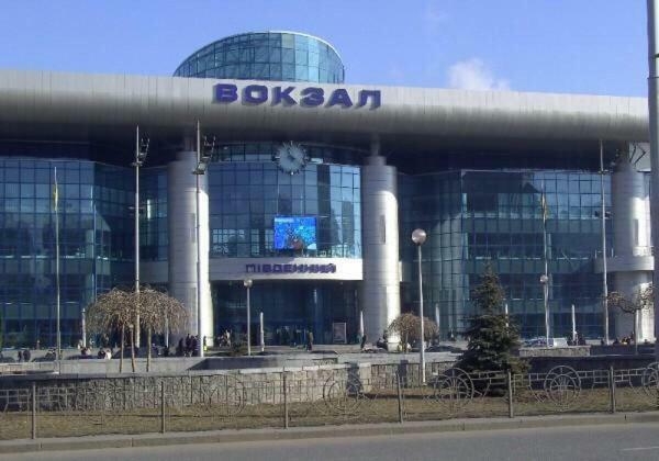 Apartment Near Train Station And Close To City Center Kiev Bagian luar foto